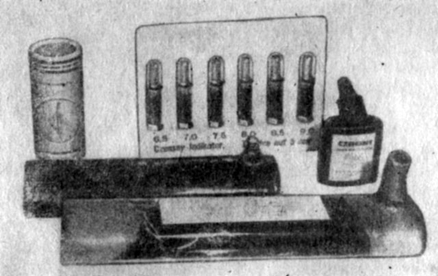 Внутренние донные фильтры. На заднем плане - определитель рН и коробка сухого корма 'Цоро' (ГДР)